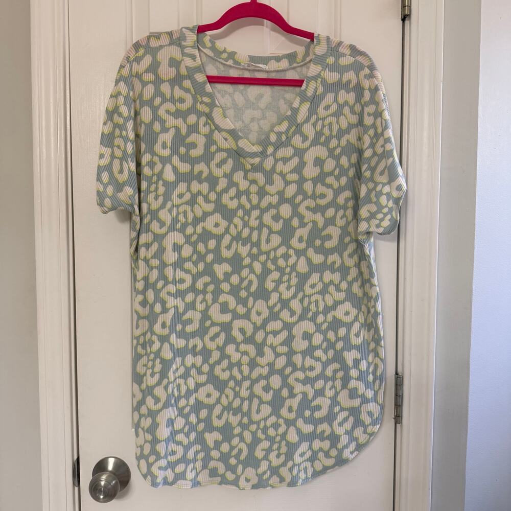 BOMBOM • Boutique Leopard Cheetah V-Neck Short Sleeve Tunic Top